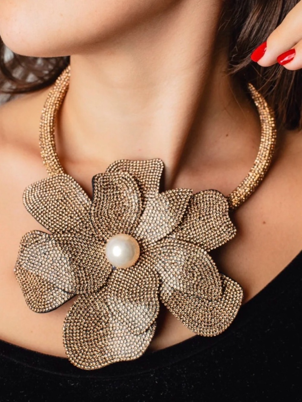 NWT ⚜️🤎⚜️ Natasha Gold Toned Crystal Floral Statement Necklace